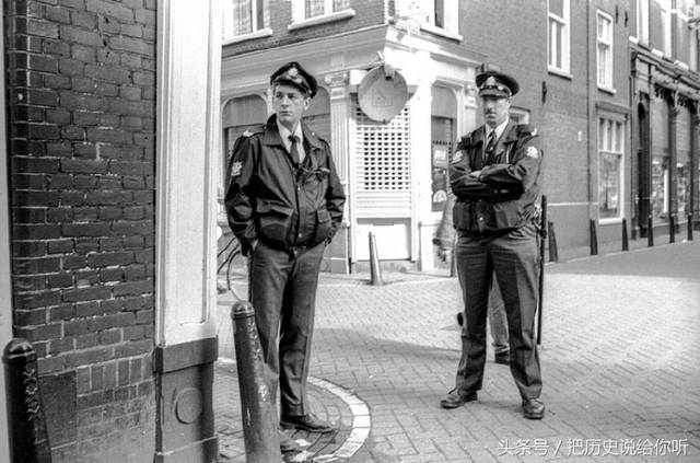 组图:上世纪九十年代的荷兰红灯区,警察的身影随处可见