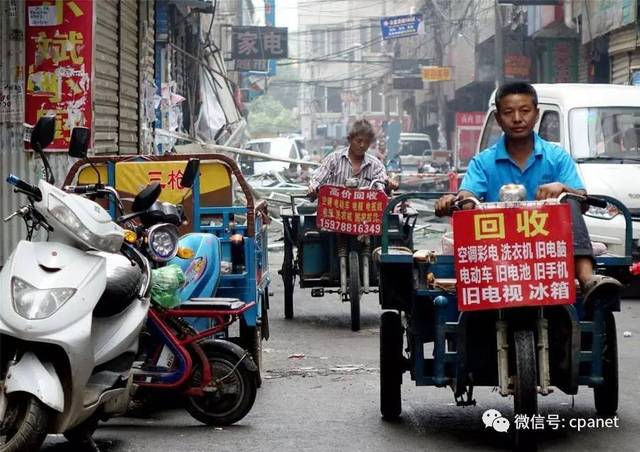 收旧物的三轮车生意红火,竞争激烈