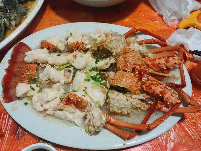 海岛民俗婚宴中的海鲜大餐,每道菜价值不菲
