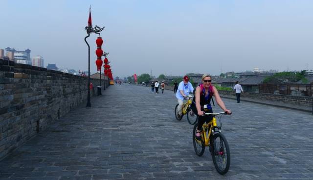 西安古城墙骑行图片