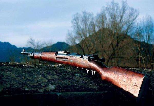 kar98k毛瑟步枪,也称为毛瑟98k步枪,二战期间德军士兵的主力步枪,是一