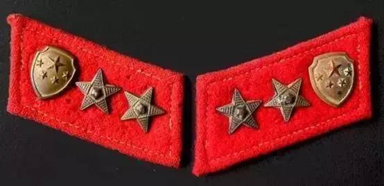 公安军列兵领章 武装民警的军种符号与警察一致, 盾牌加五星