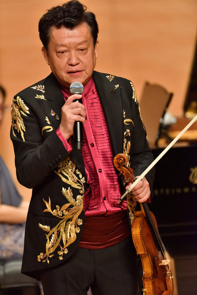 著名小提琴演奏家盛中国