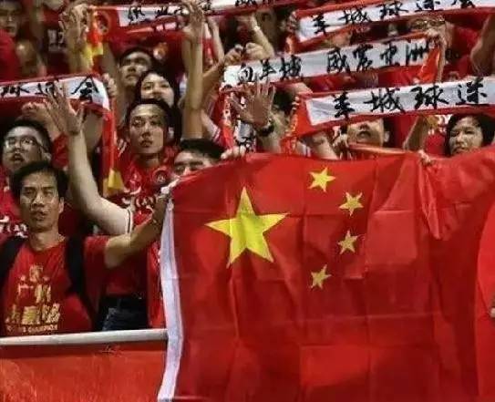 几千人爆粗怼香港愤青!现场高唱国歌教做中国