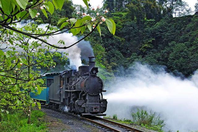 四川嘉陽小火車依然以20公里時速穿梭於犍為縣大山深處