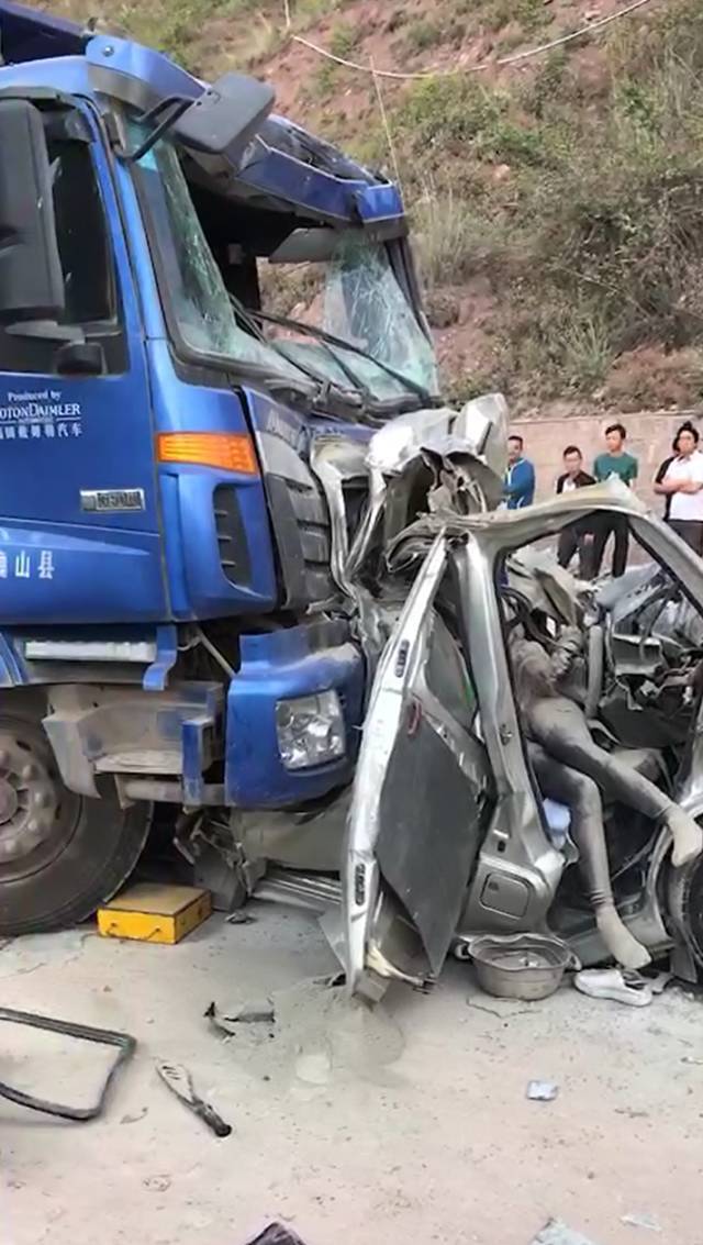 为何会发生这么严重的交通事故?