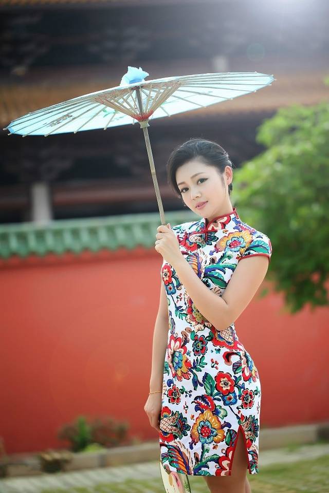 有着江南民族特色的旗袍美女!