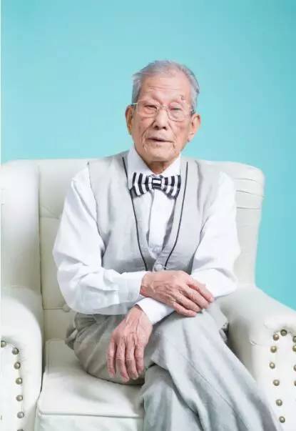 你96岁的时候,能不能拍出这么帅气时尚的照片?