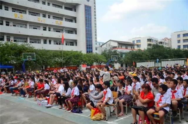 《隐形的翅膀》李智华老师莅临钦州市白海豚实验小学做《生命力量》