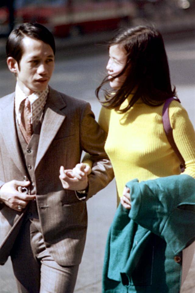 街头行走的情侣;香港,1972年【摄影:nick dewolf】