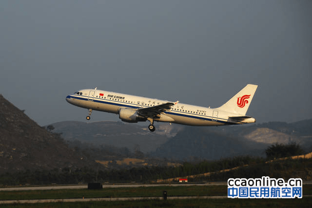 国航贵州分公司a320客机从贵阳机场起飞