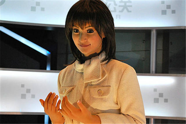 2005年日本美女机器人第一代木户小姐的上半身和手都可以活动,下半身