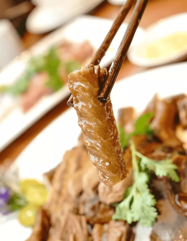 肉,掌,翅,肝,胗,头,脖,肠 每个部位都有各自独特风味 可谓"一鹅八味