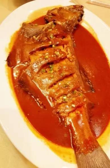 红烧鲽鱼:十分鲜美,肉质成块,鱼皮很好吃很进味,酱汁调得不错,很香