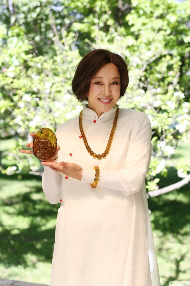 刘晓庆的藏品又增值看完才知道自己戴的那些哪叫蜜蜡
