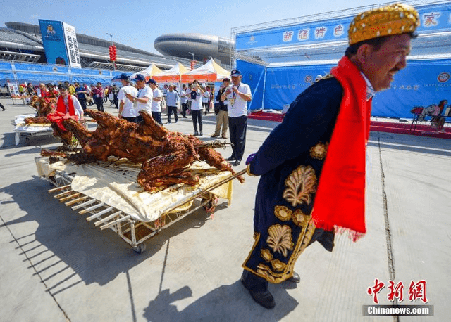 除了羊肉串和巴楚烤鱼 新疆还有烤骆驼