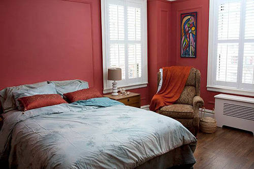 6,卧室中用大红色来装修确实大胆,不过配上白色和淡淡的灰色,正合适