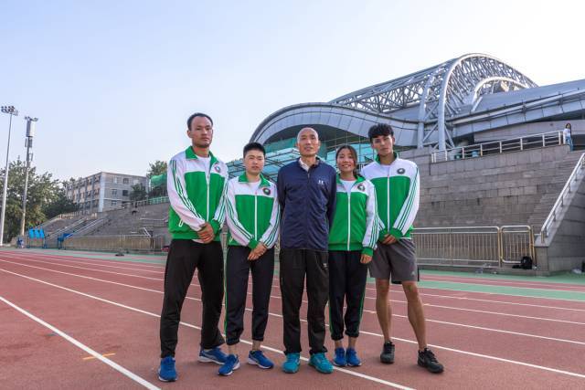 左起:男子撑高跳高 蔺广硕,女子全能 白孟冉,教练员 姚义,女子全能