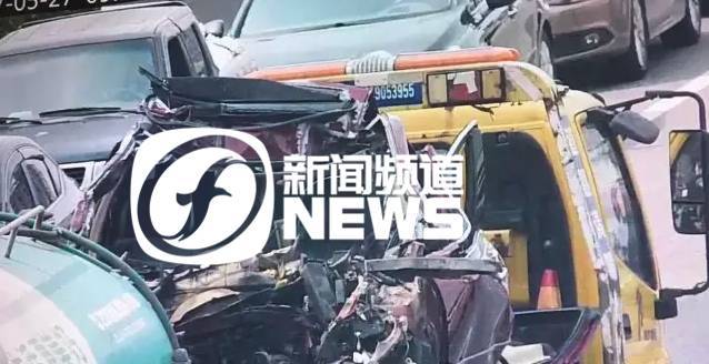 福州连潘高架桥上发生车祸!小车和洒水车相撞,当场一人死亡