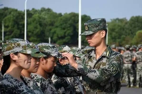 在该校董事会上,曾在部队服役多年的校长梁承华提议自主培养学生军训