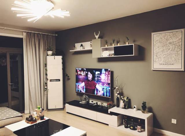 把电视机挂到墙上,这样的客厅简洁大方!