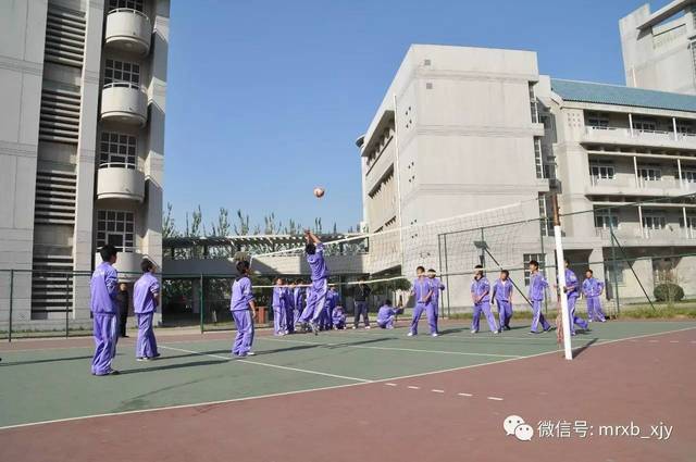 南开大学附属中学校服图片