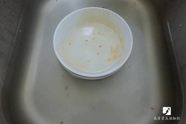来源:高质量生活知识(id:gzlshzs) 有时候吃完饭偷懒 就把要洗的碗