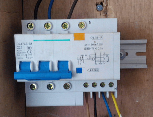 家裡安裝了漏電保護器,為什麼人觸電了不跳閘?