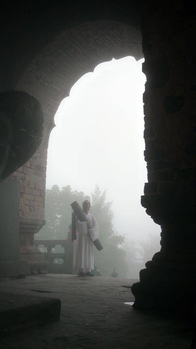 女道士背影图片