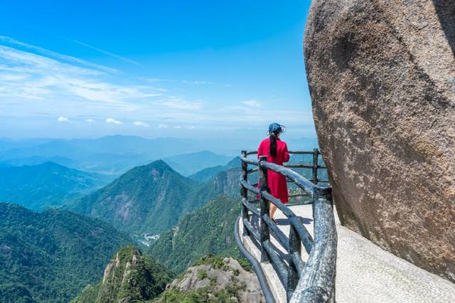 在景色秀美之处随时停下脚步,欣赏美景,远处山峦起伏,青山如黛.