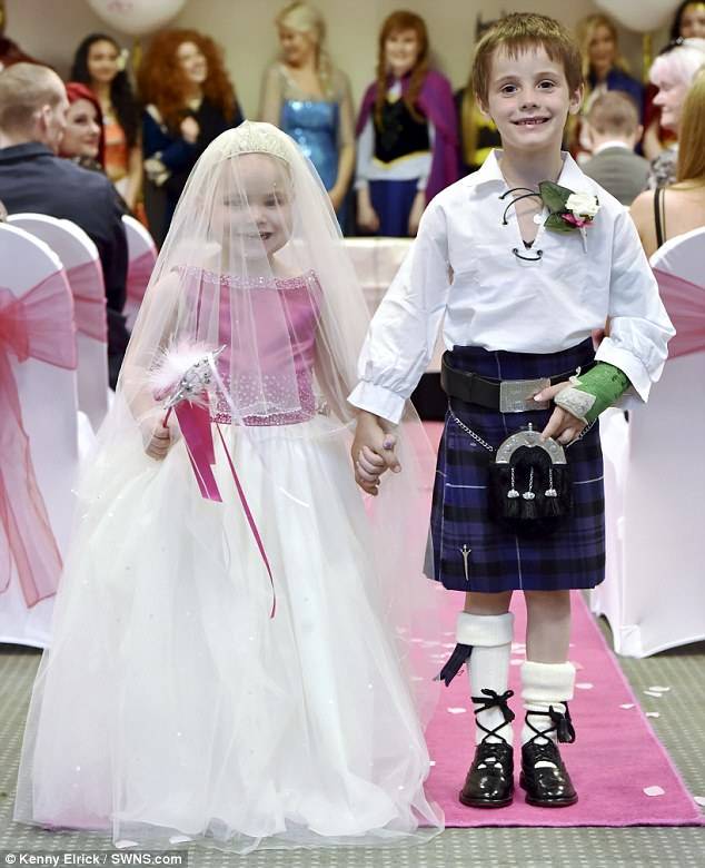 的5岁小女孩为实现最后的心愿,与最要好的朋友举行了一场感人的婚礼