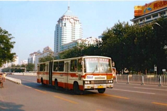 1999年,正在行驶的公交车;布鲁斯在北京【摄影:bruce】