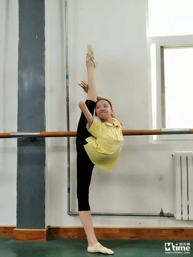 北京舞蹈学院附中学过芭蕾的王可如,也拍了段视频