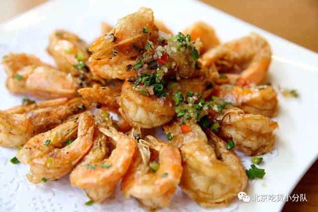 【椒盐海白虾】开过背的鲜虾,一个个的连虾壳都炸得酥脆金黄,细碎的