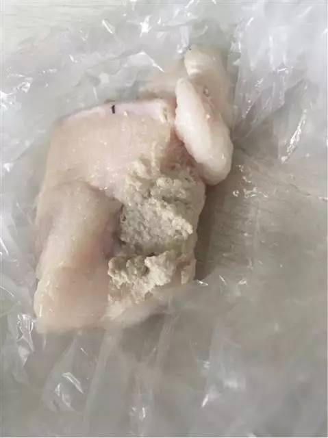 像豆腐渣一樣的物體包裹在一塊肥肉中的,輕輕一捏,也是成膏狀粘在手上