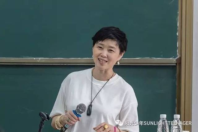 学院创意学院院长,教授 a 现场解答 万素老师根据学员们提出的问题