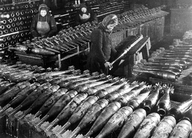 1941年12月,苏联兵工厂里在加班加点的制造炮弹