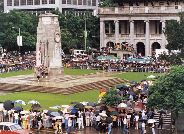 1997年6月30日下午6时正,英军在港岛和平纪念碑前举行最后一次的