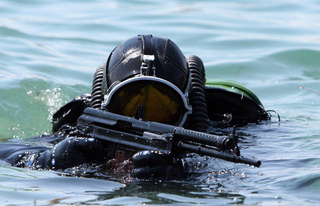 aps水下突击步枪是专门为战斗潜水员开发,1970年代中期被苏联海军采用