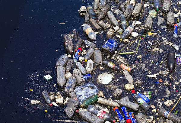 废塑料瓶泛滥成灾 严重影响人类生存环境