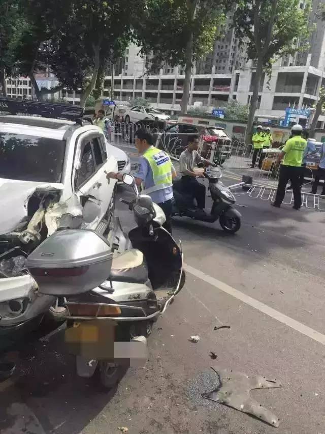 車禍現場的jeep車和摩托車,jeep車嚴重碰撞,車頭毀損嚴重!