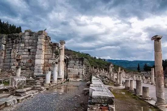 Skolastica 在以弗所，土耳其Curetes 街的雕像库存照片