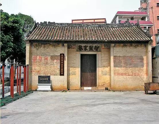 茅山公家塾是深圳市典型的广府式书室祠堂建筑,建筑装饰艺术如壁画,其