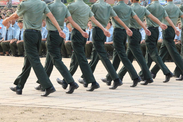 军人走路的姿势图片