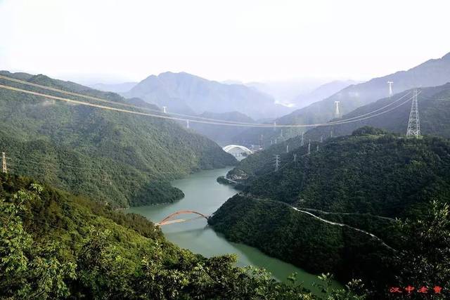 汉中褒河原316国道上的土地岭风光