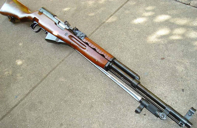 它就是著名的sks半自动步枪(又称ckc,西蒙诺夫步枪)是前苏联著名枪械