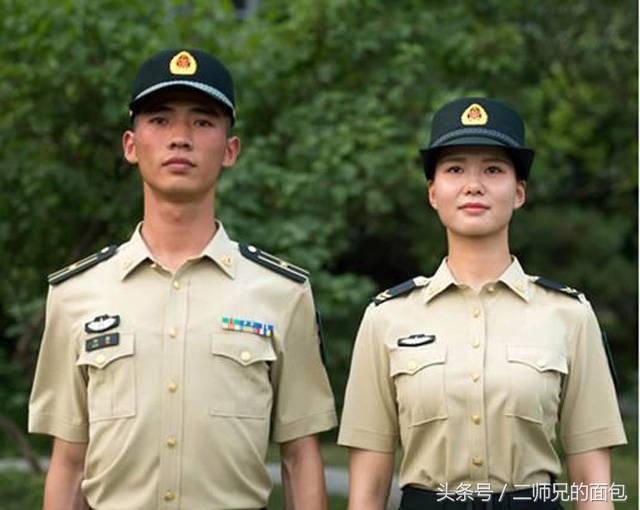 我軍8月1日起佩戴夏常服帽,看看我軍貝雷帽和夏常服帽之間有多大差別