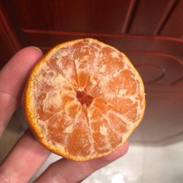 女朋友发剥橘子图片梗图片