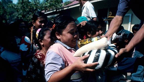1998年2月18日,印尼首都雅加达,市民排队领取政府的救济粮