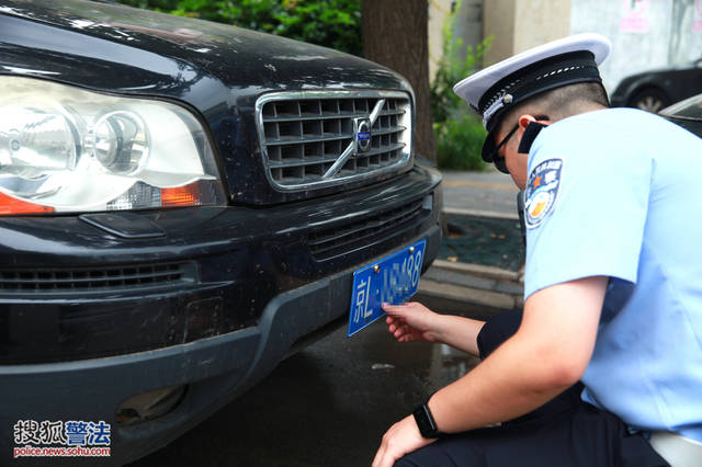 奇葩沃尔沃越野车伪造自己号牌悬挂被交警查扣